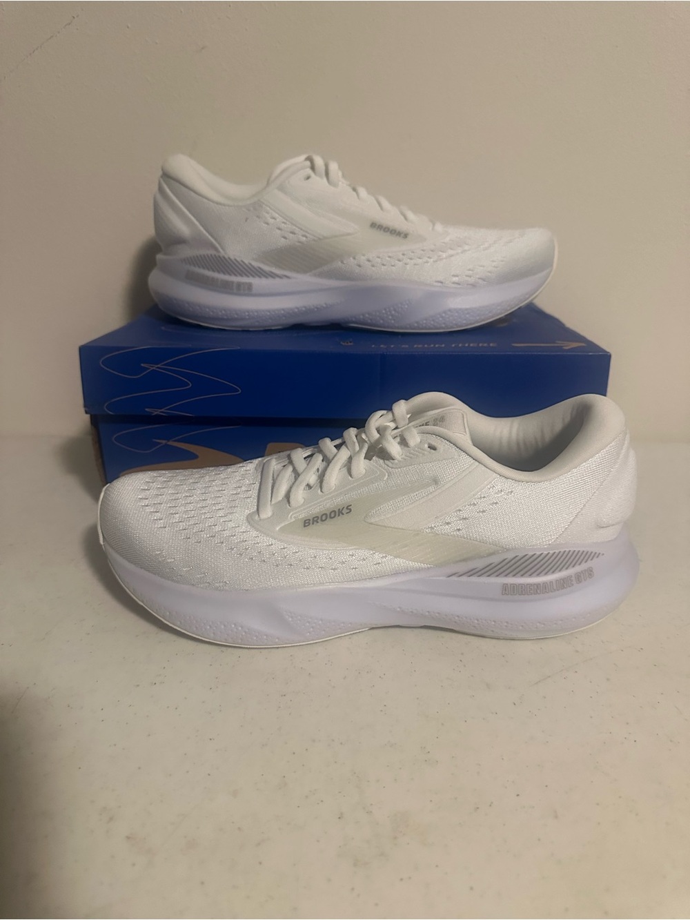 Brooks Adrenaline GTS 24 Women's 8.5 White Running Shoes New With Box